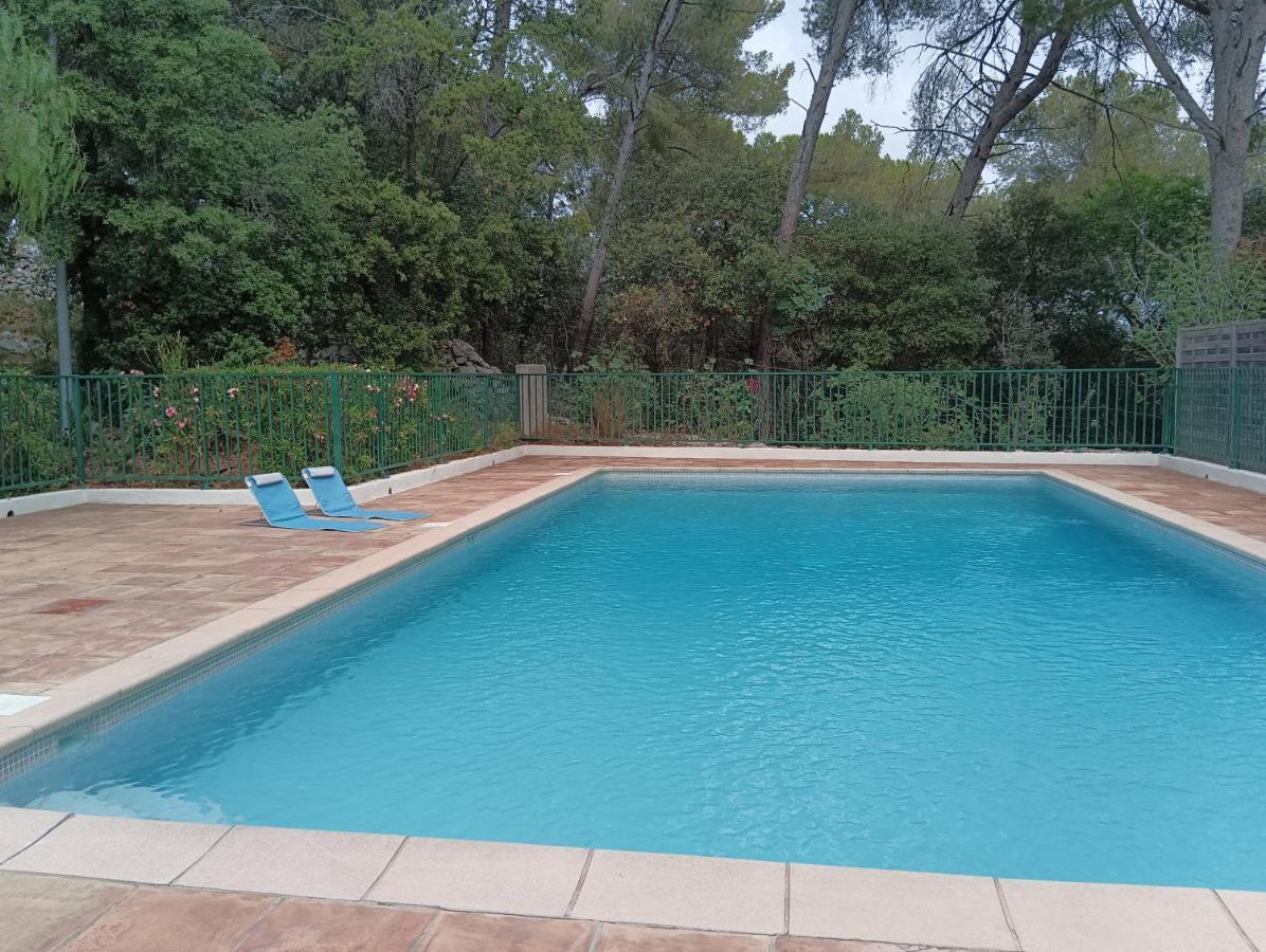 petite maison au calme - piscine en copropriété, terrasse, mer Vallauris Extérieur photo